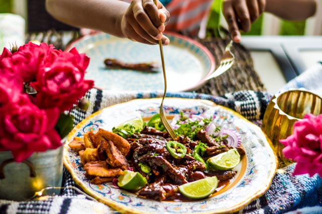 Barbecue meat on a plate with limes